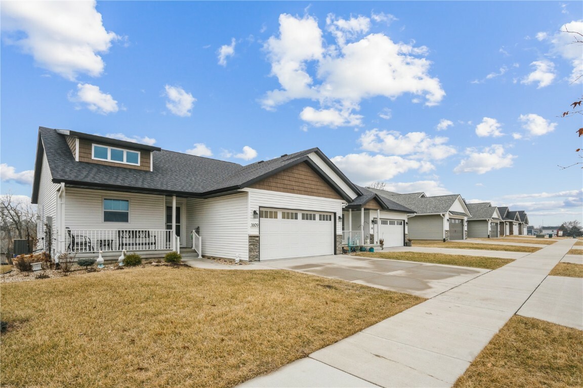 Property Photo:  1609 Petrus Drive NE  IA 52402 