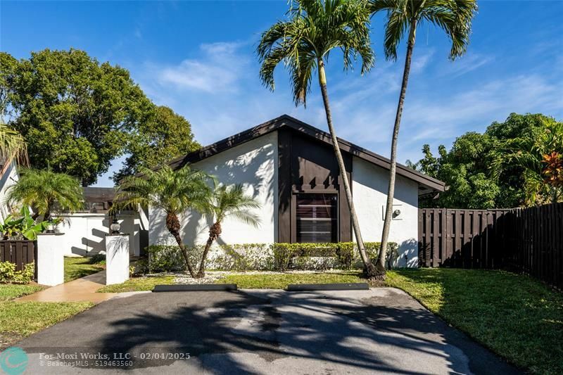 Property Photo:  1510 Flamingo Ct  FL 33026 