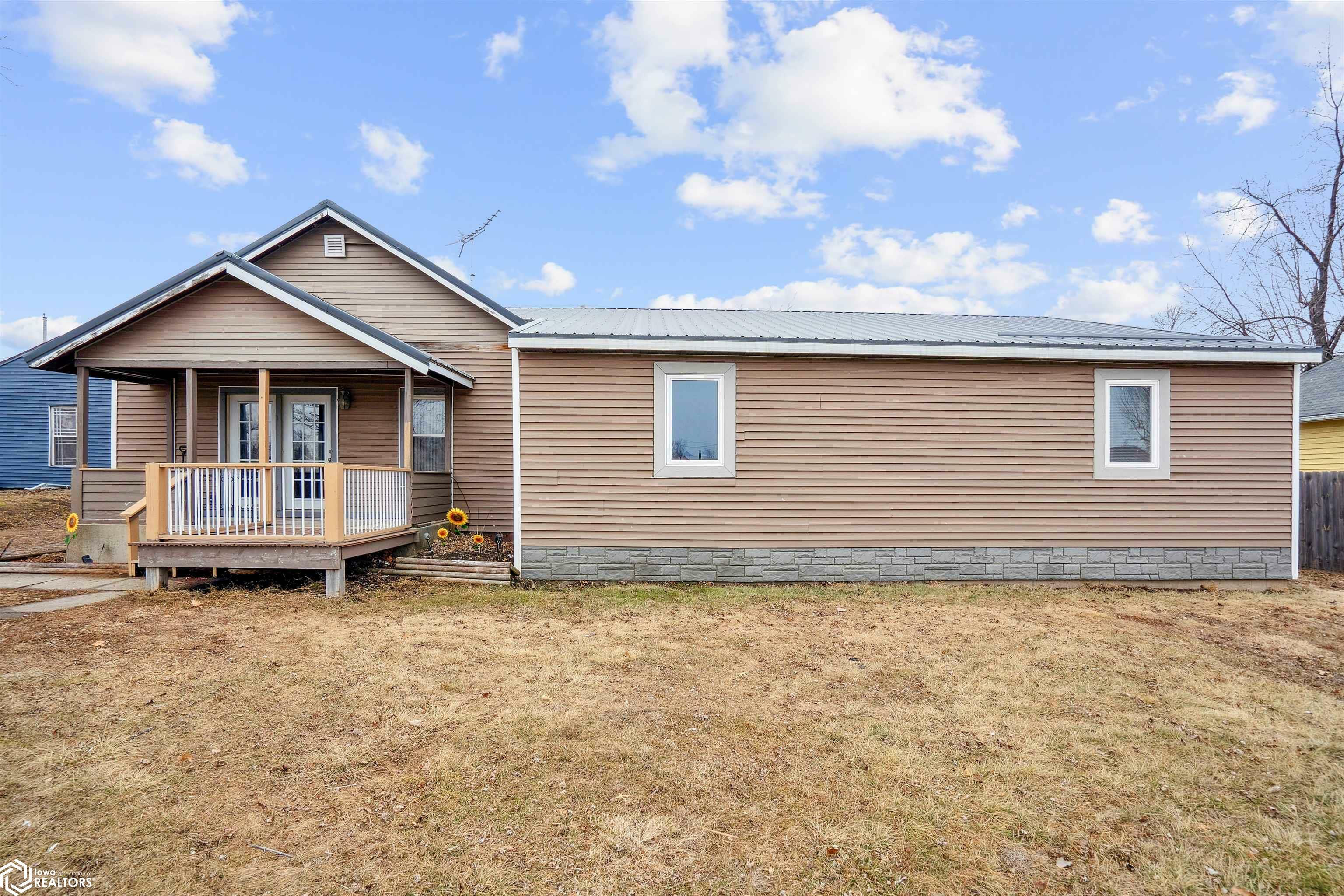 Property Photo:  304 N 11th Avenue  IA 50158 