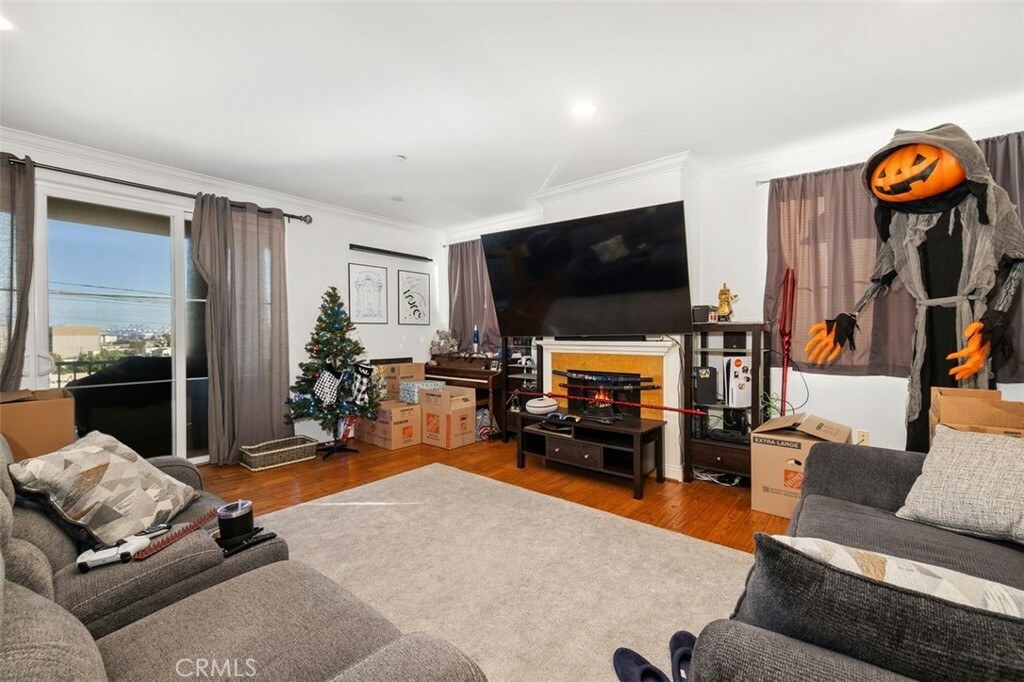 Property Photo:  815 S Grand Avenue 9  CA 90731 