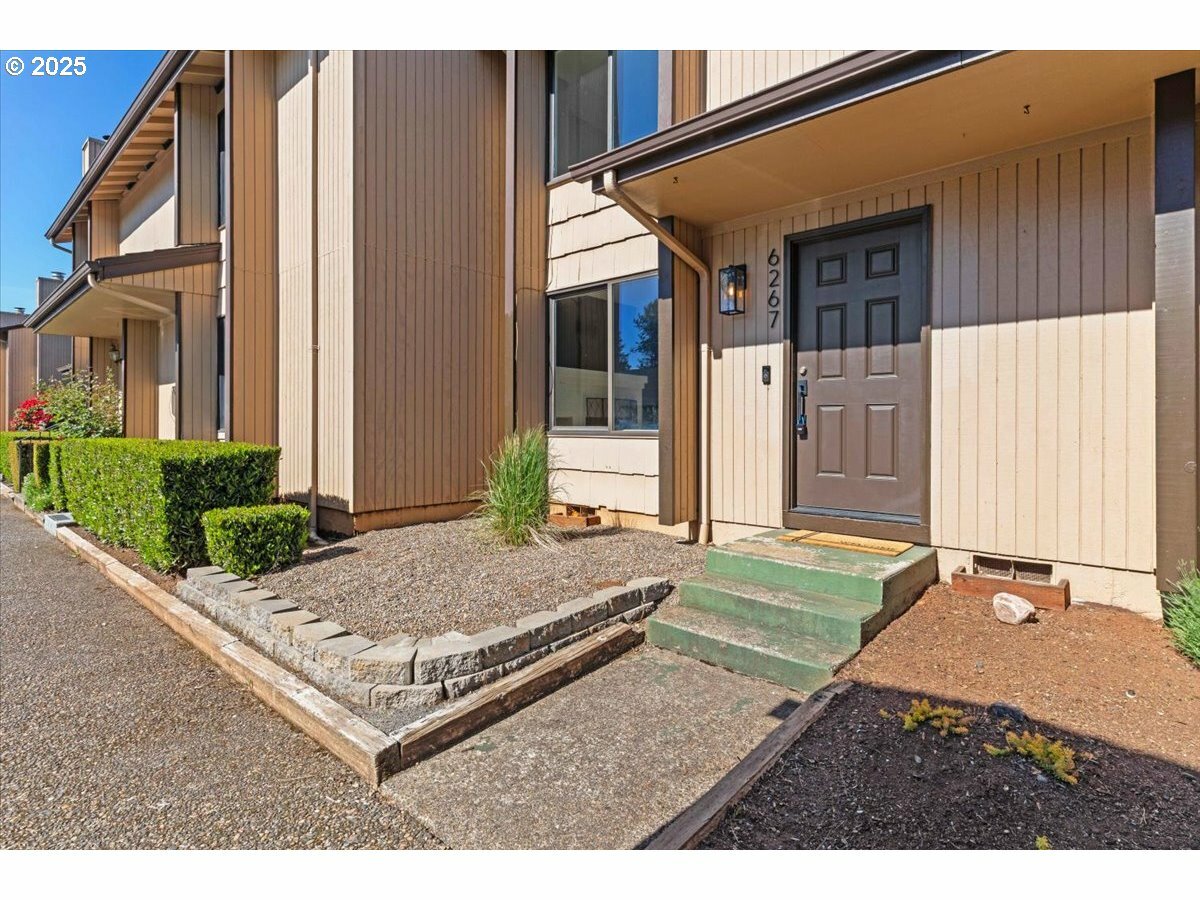 Property Photo: 6267 Fairway Ave OR 97306