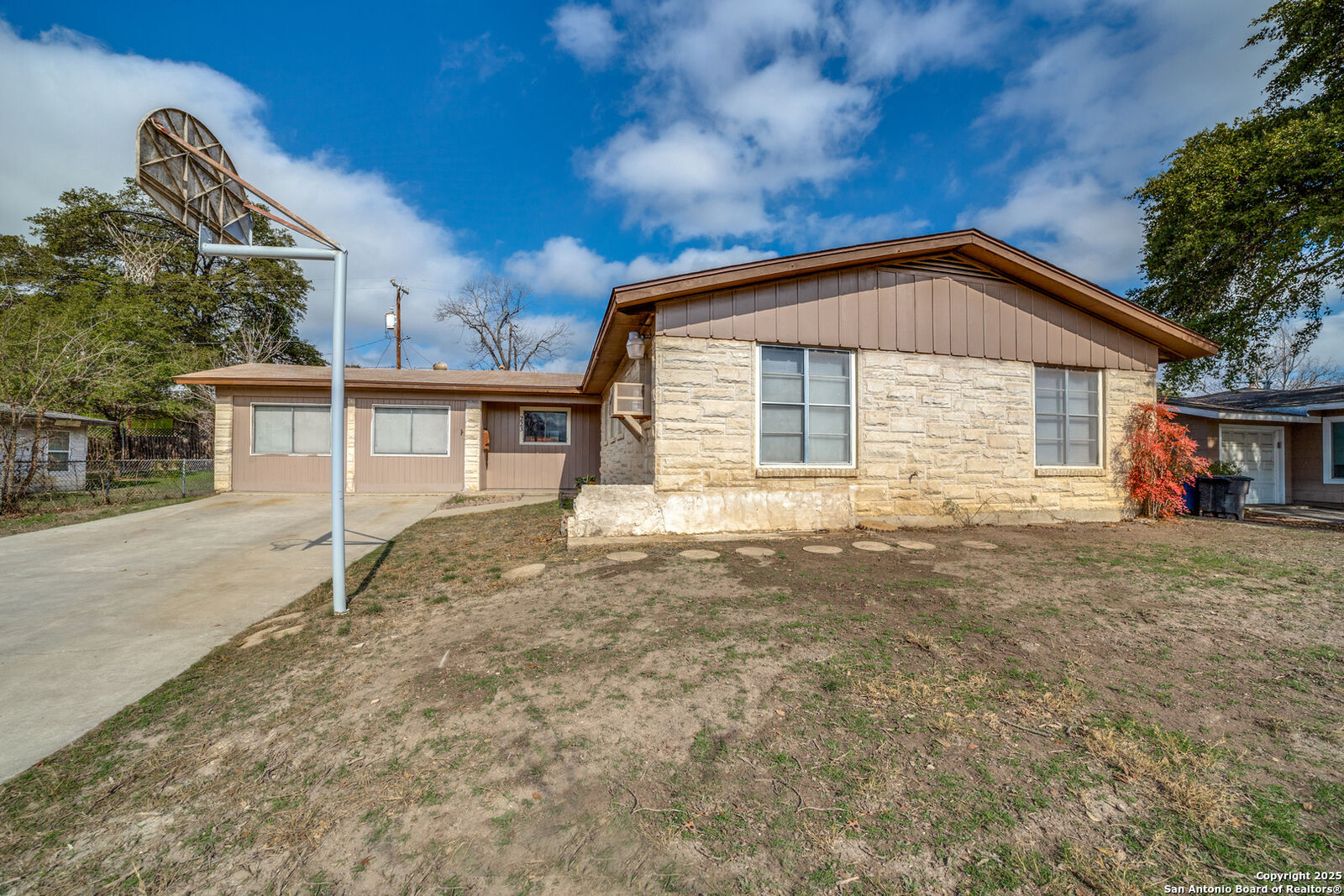 Property Photo: 223 Southill Rd TX 78201