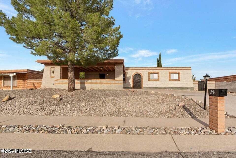 Property Photo:  625 S Woodstock Drive  AZ 85710 