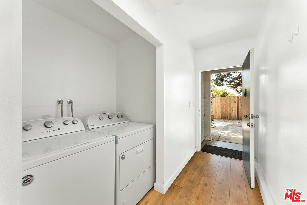 Property Photo:  1331  S Hudson Ave  CA 90019 