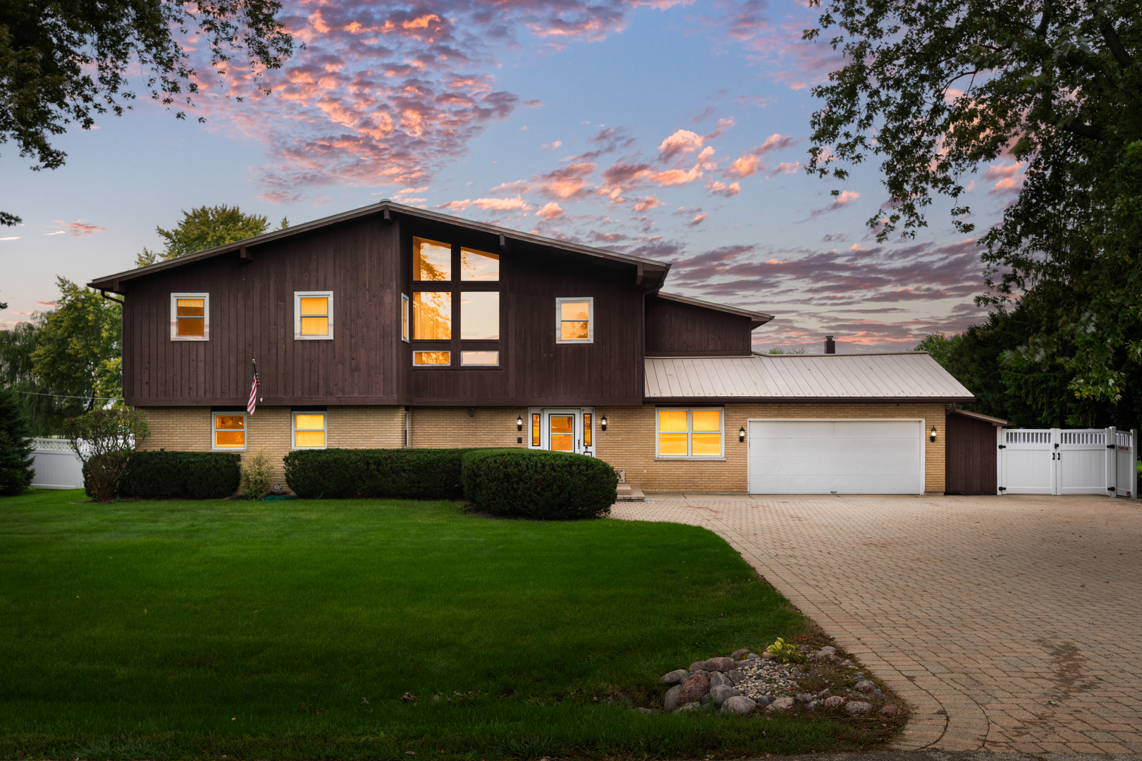 Property Photo:  21W568 Park Avenue  IL 60148 