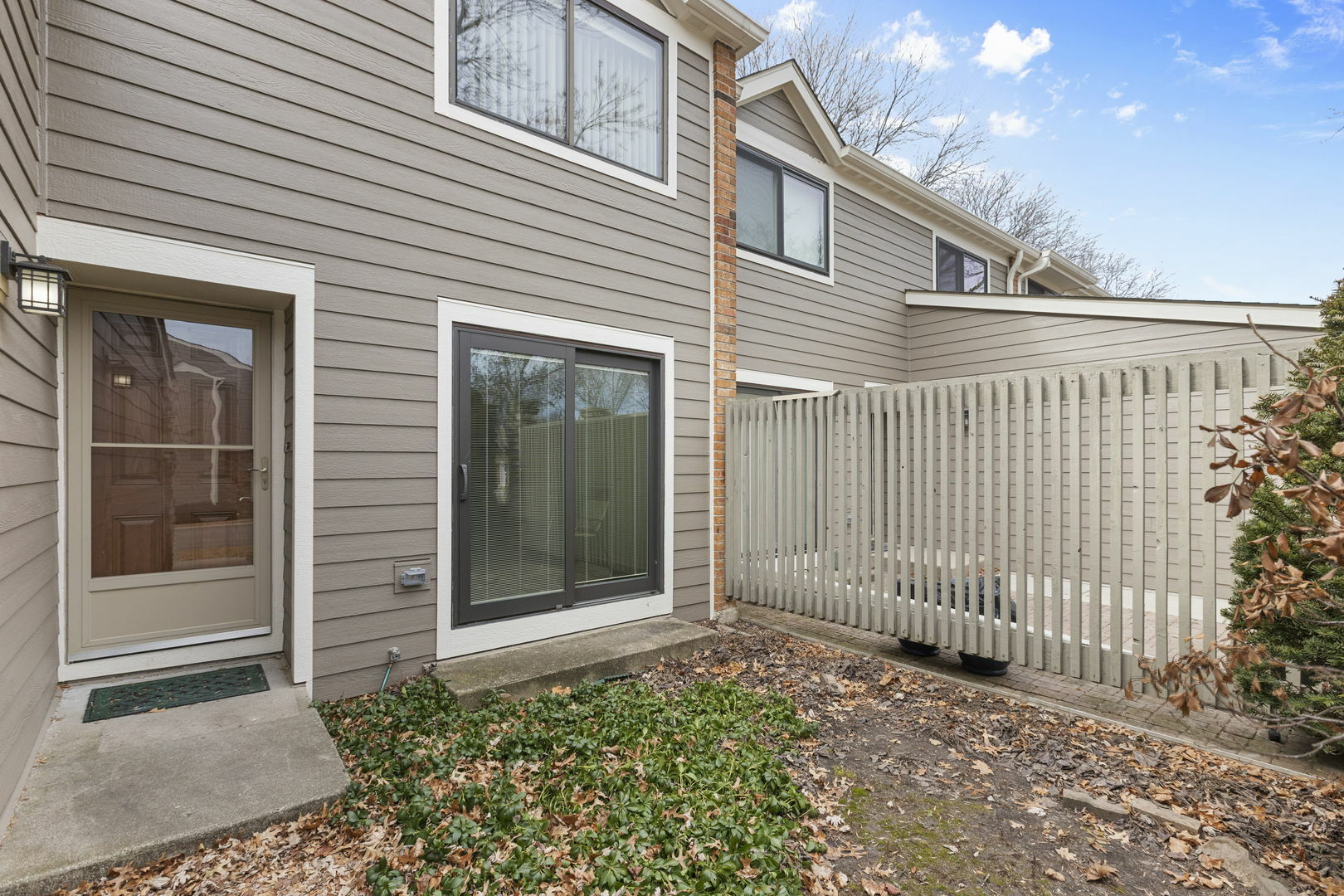 Property Photo:  1440 N Bridgeport Drive  IL 60056 