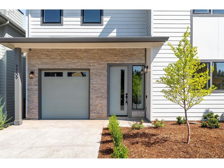 Property Photo: 7739 SW 42nd Ave 16 OR 97219