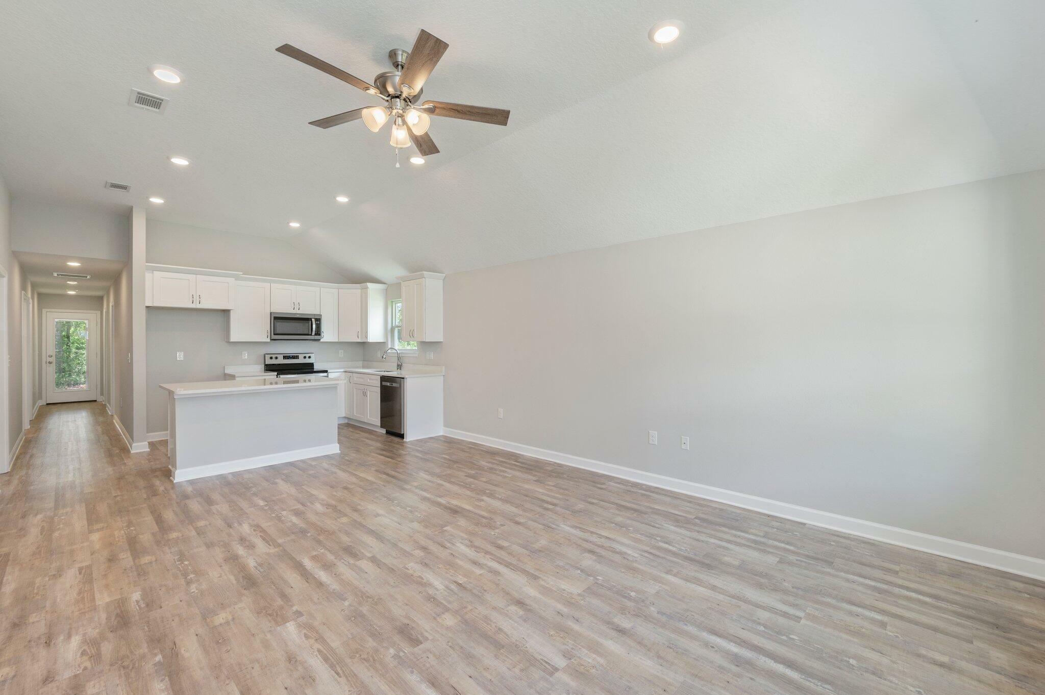 Property Photo:  810 E Williams Street  FL 32539 