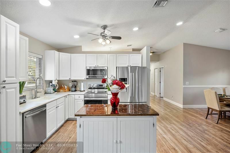 Property Photo: 601 NE 34th Ct FL 33334