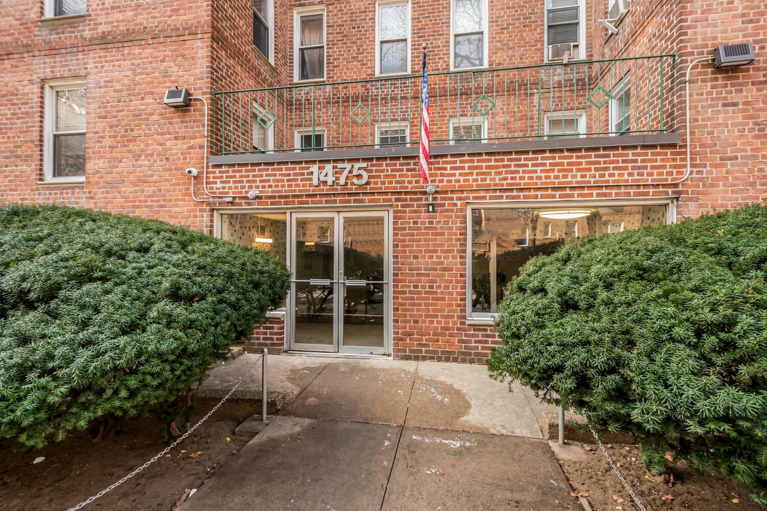 Property Photo:  1475 Thieriot Avenue 5N  NY 10460 