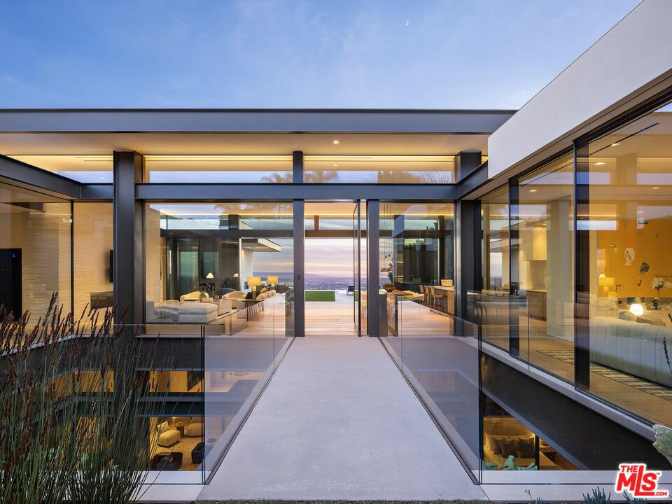Property Photo: 9006 Thrasher Avenue CA 90069