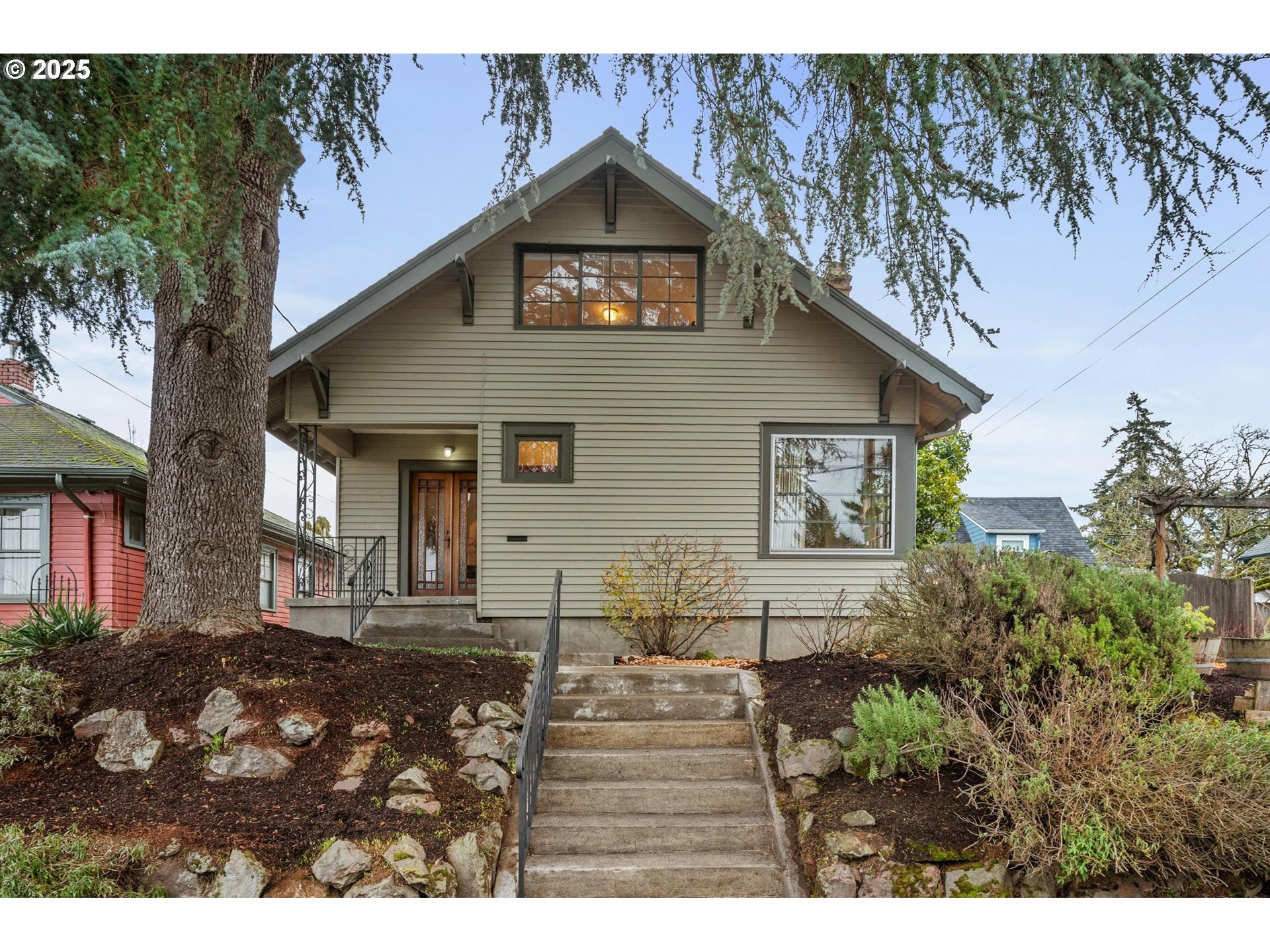 Property Photo:  420 NE 66th Ave  OR 97213 