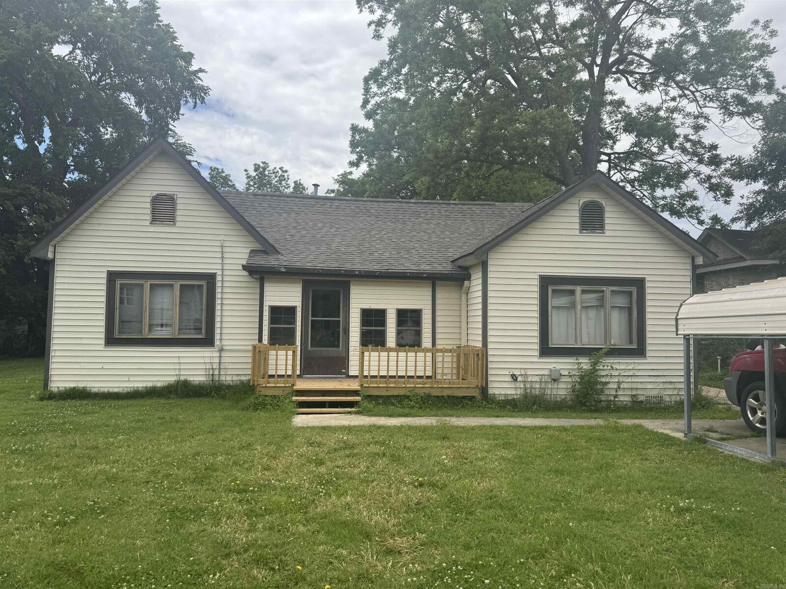 Property Photo: 109 E Hicks Street MO 63829-7148