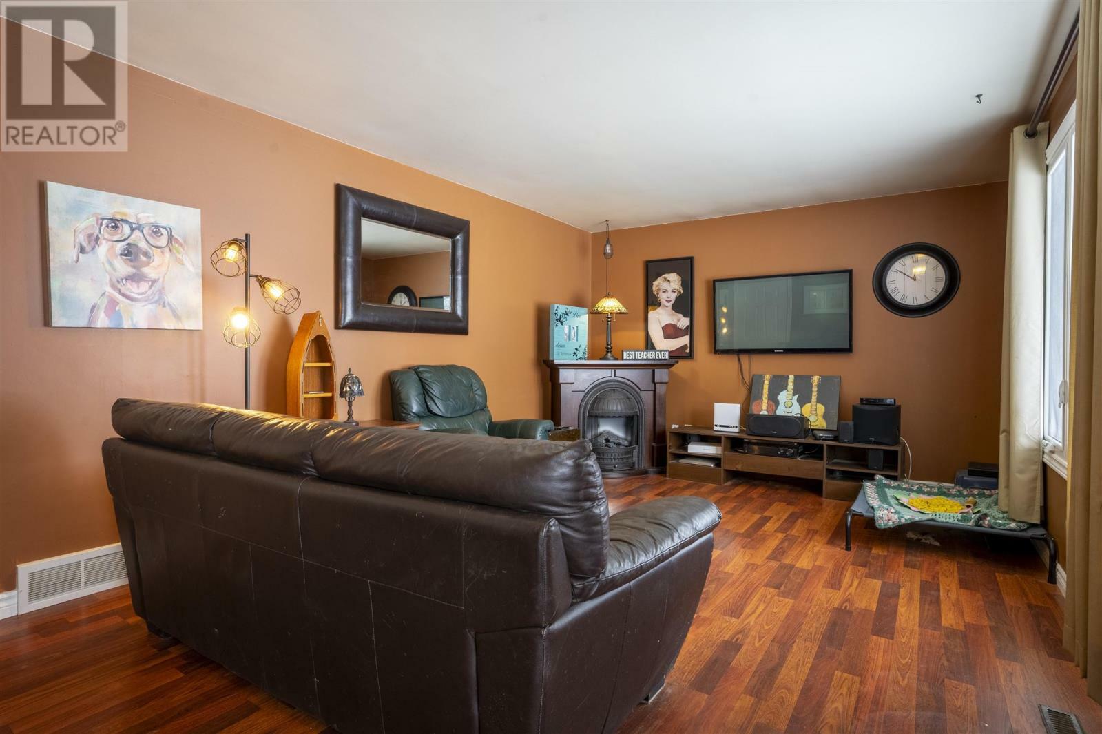 Property Photo:  90 Hardwood St  ON P6A 5W3 