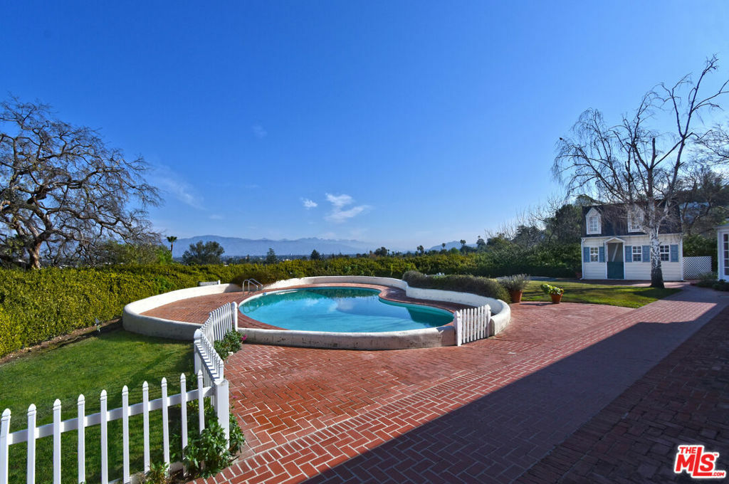 Property Photo: 4141 Knobhill Drive CA 91403