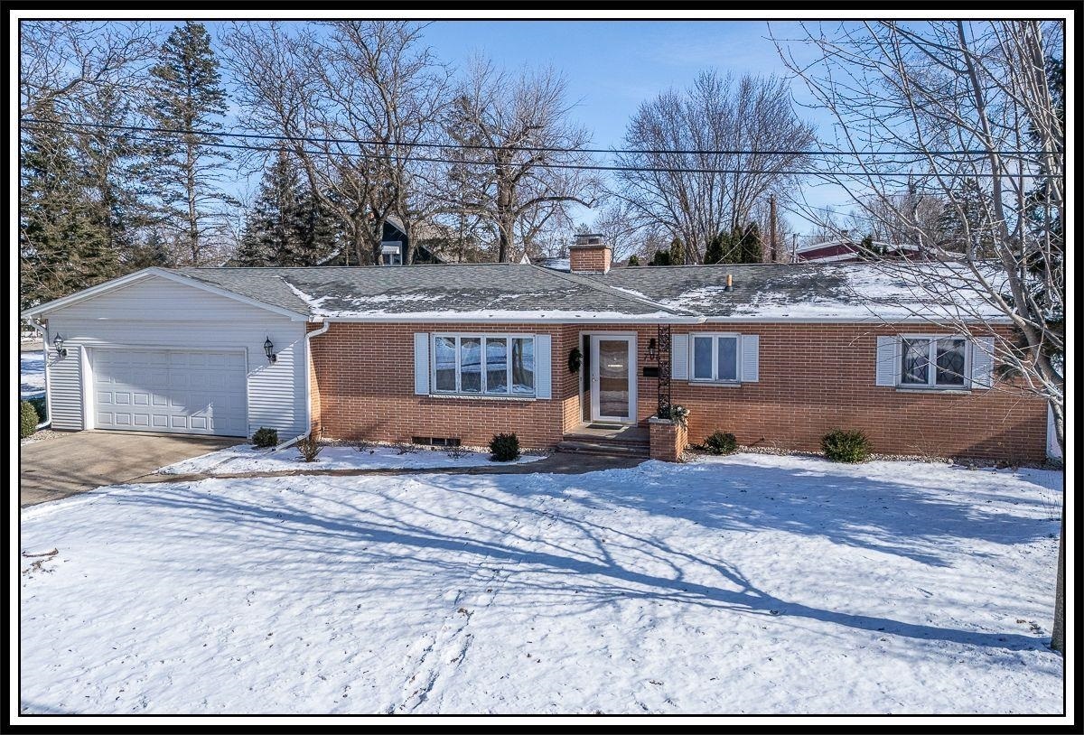 706 Oshkosh Street  New London WI 54961-1630 photo