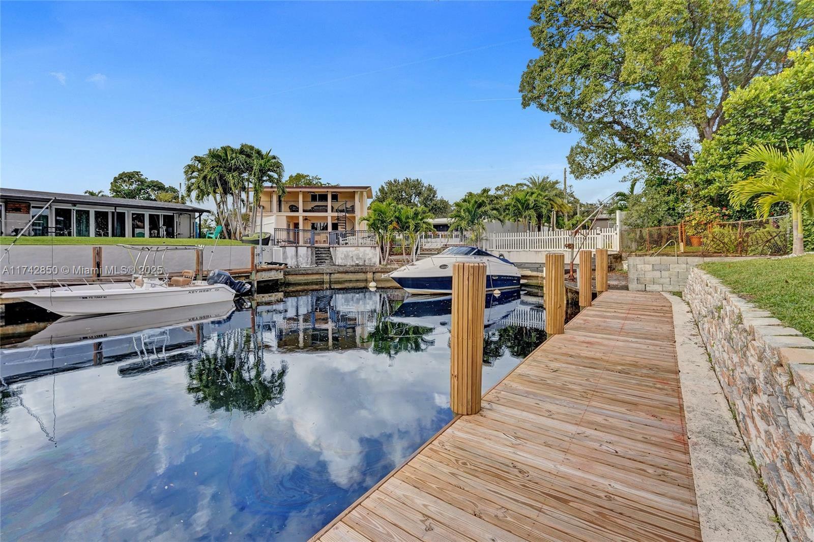 Property Photo:  2413 Gulfstream Ln  FL 33312 