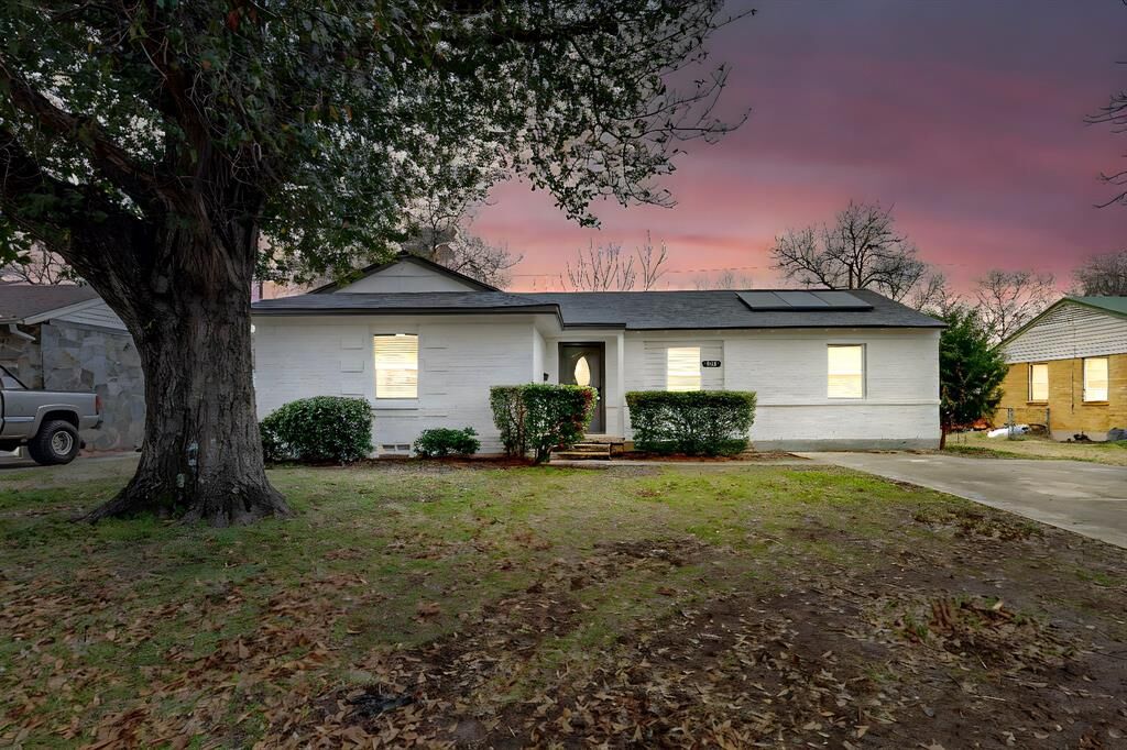 Property Photo:  408 Overhill Drive  TX 76010