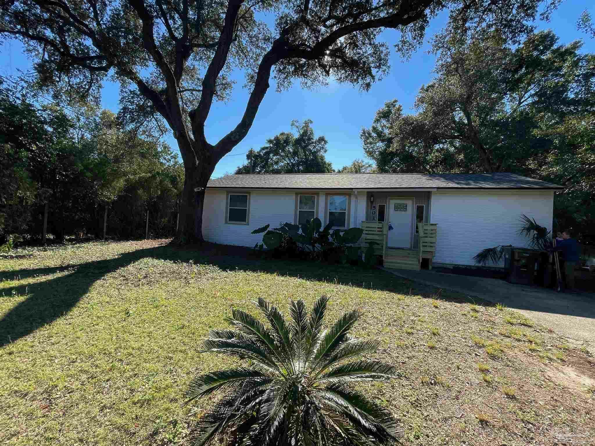 Property Photo:  501 Lakewood Rd  FL 32507 