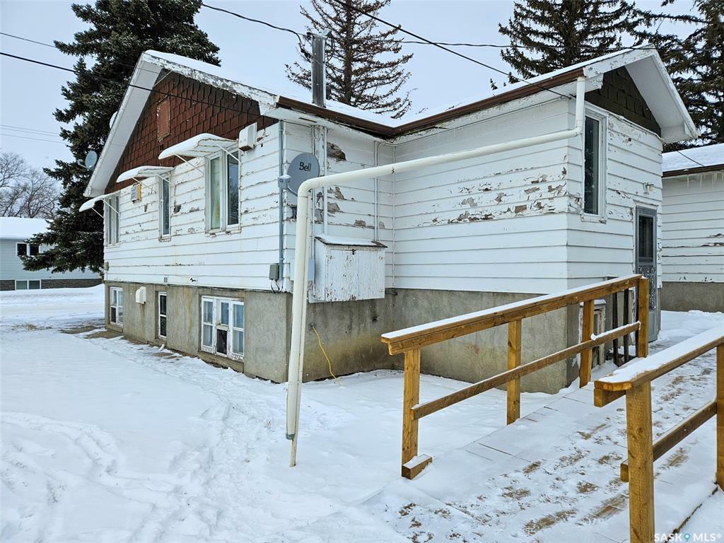 Property Photo:  3 4th Avenue SE  SK S9H 3L1 