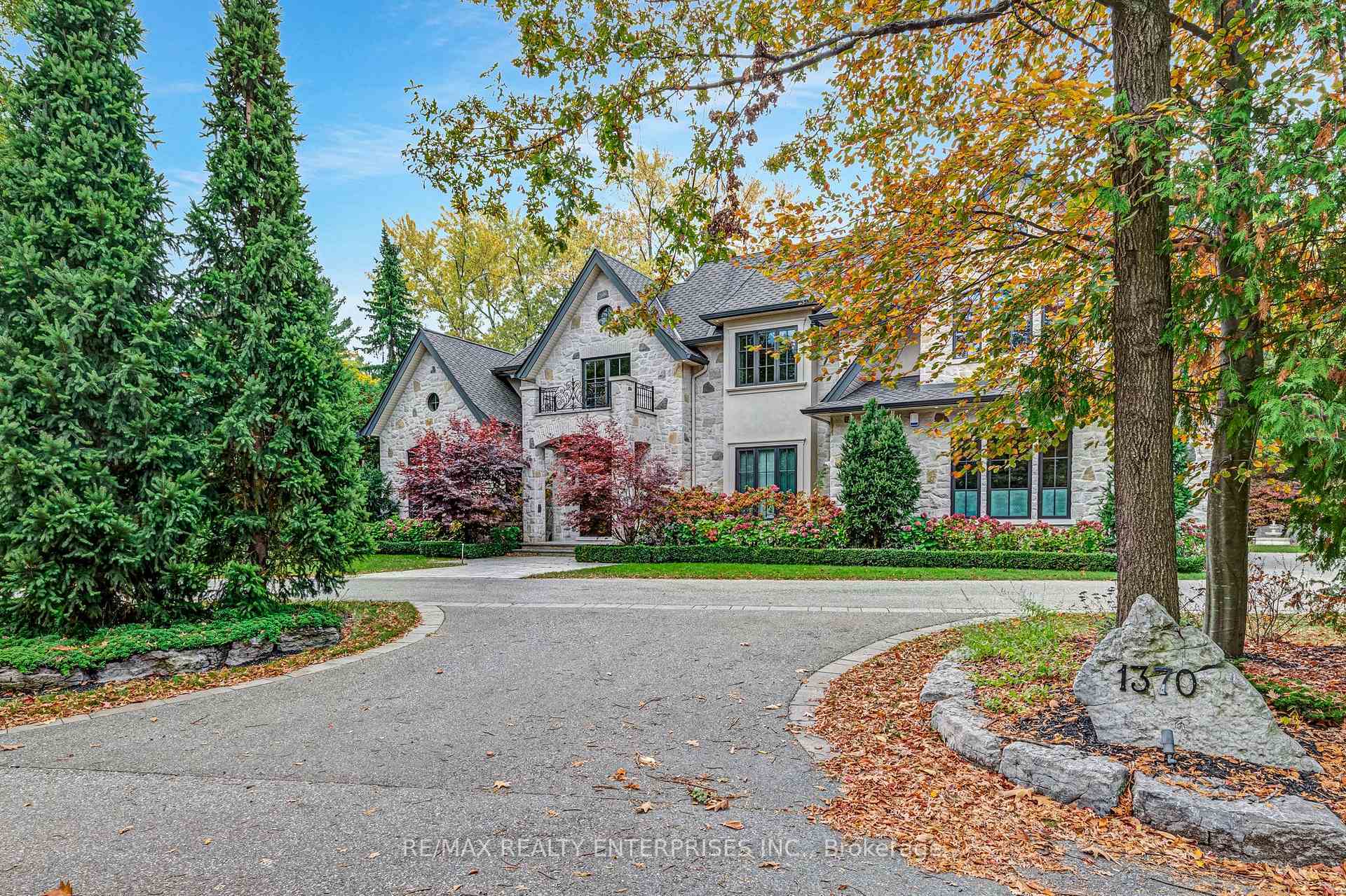 Property Photo: 1370 Oak Lane ON L5H 2X7