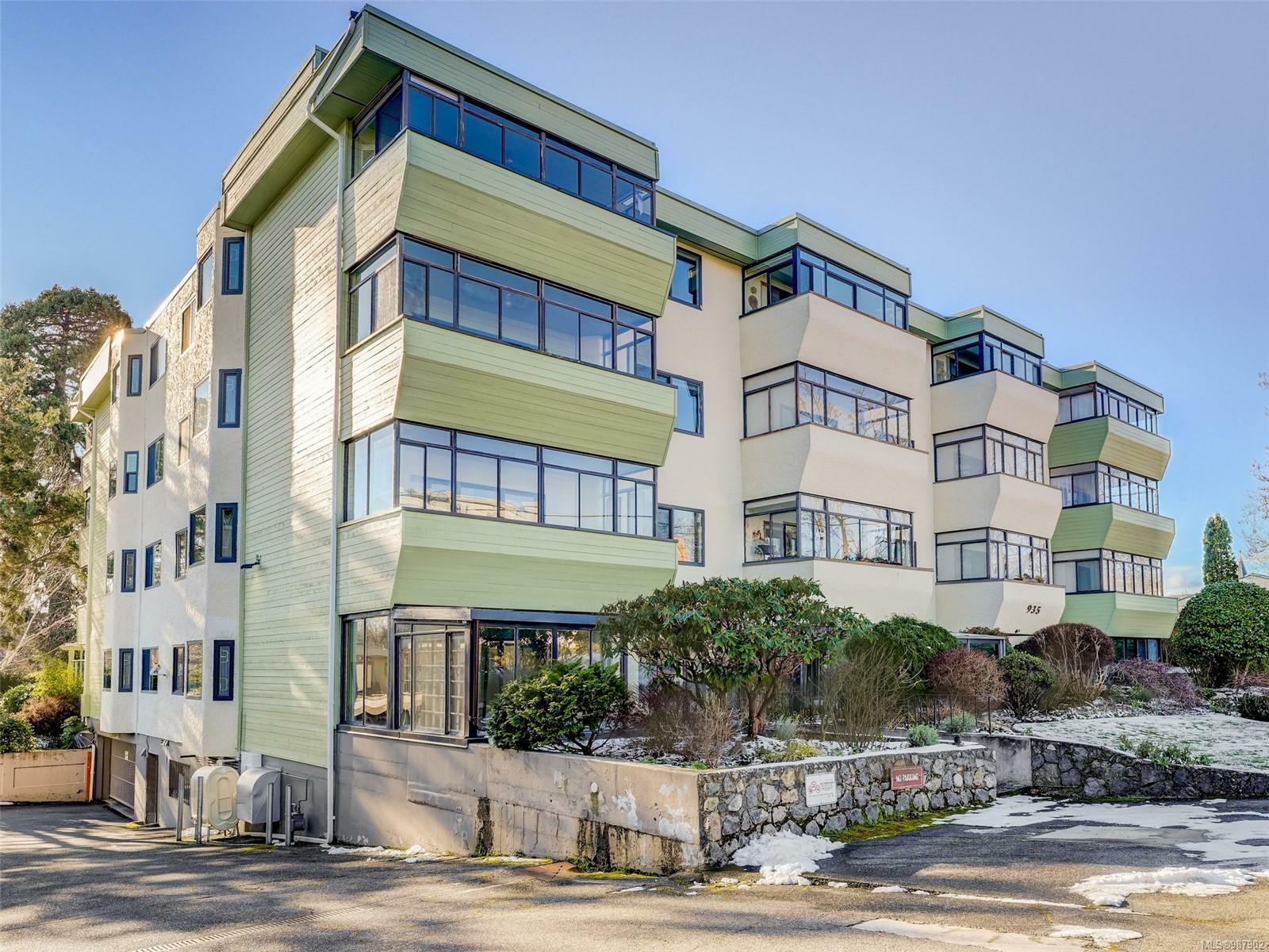 Property Photo: 935 Fairfield Rd 402 BC V8V 3A3