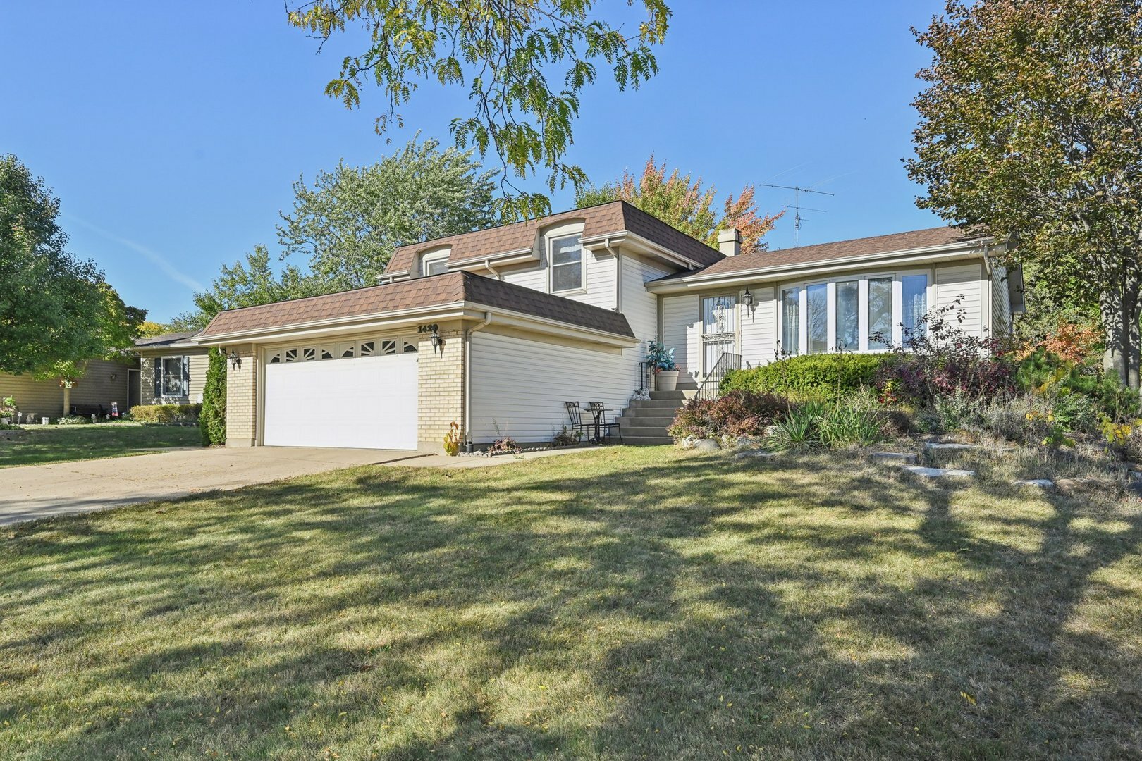 1420 Lake Edge Court  Hoffman Estates IL 60192 photo
