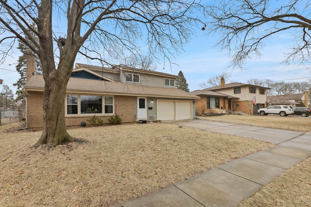 Property Photo:  1106 W Milburn Avenue  IL 60056 