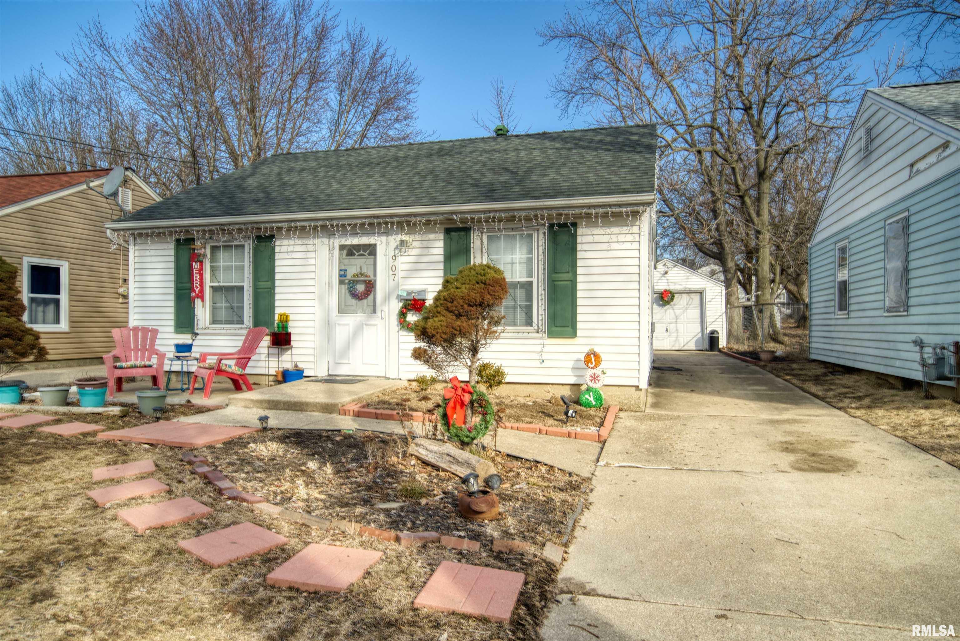 Property Photo:  907 E Gift Avenue  IL 61604 