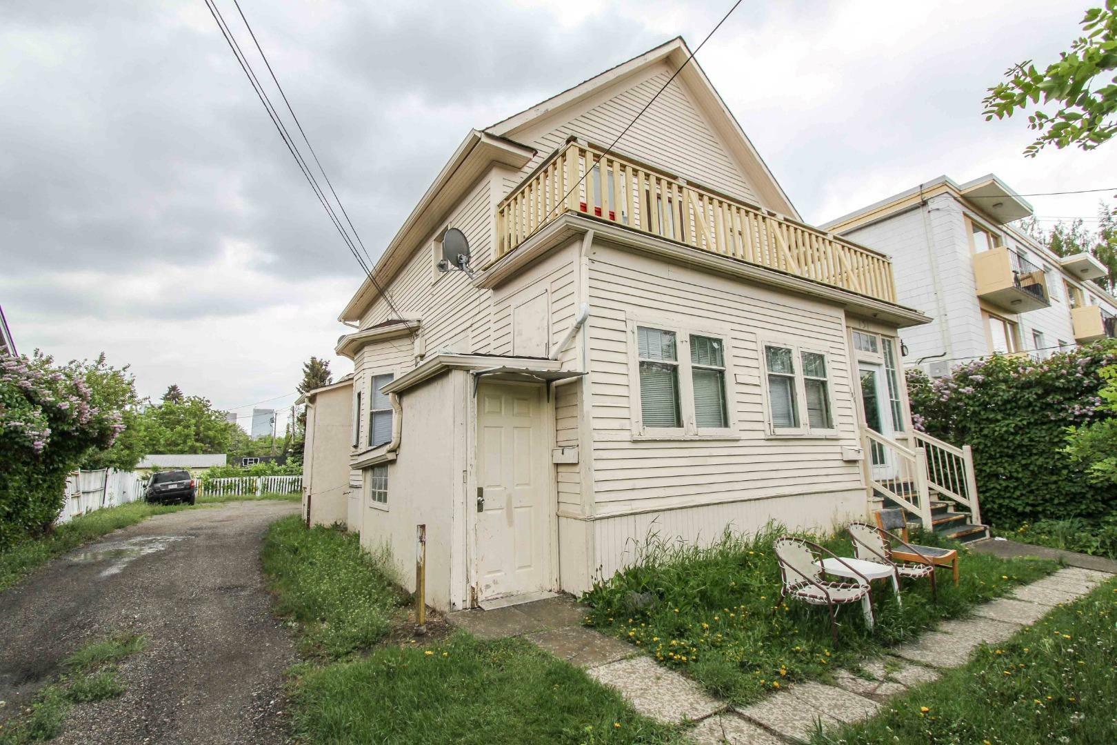 Property Photo:  131 14 Avenue NW  AB T2M 0G4 