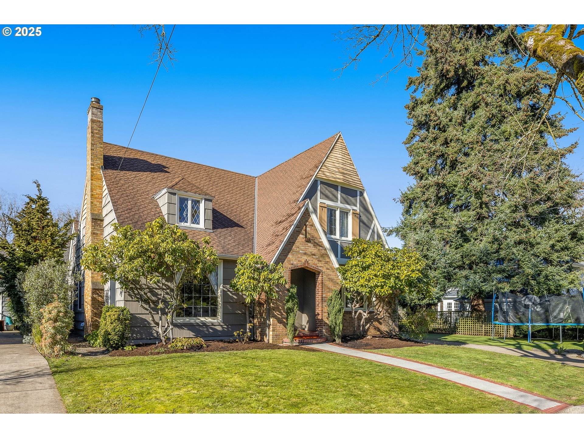 Property Photo: 6341 SE 34th Ave OR 97202