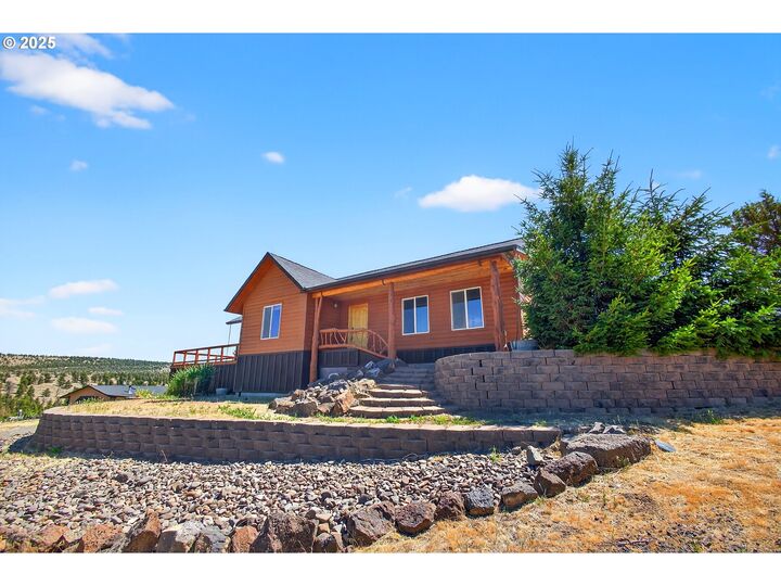 Property Photo:  8027 SE Walther Loop  OR 97754 