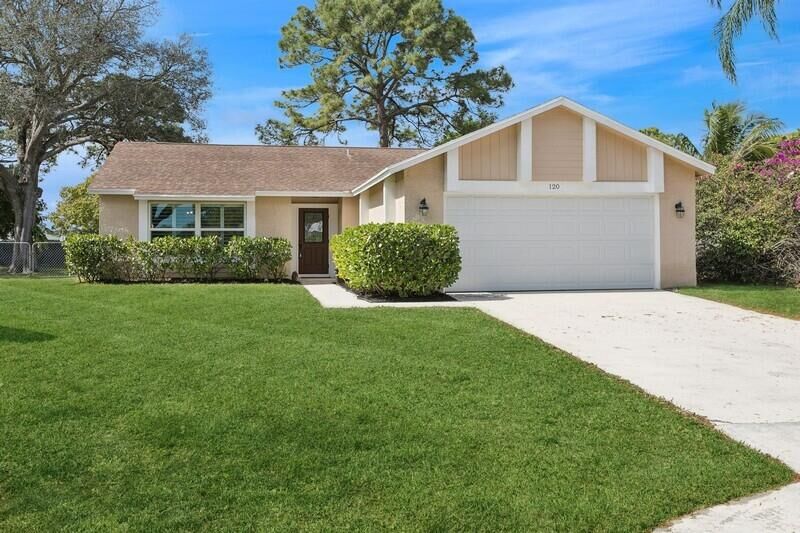 Property Photo: 120 Greentree Circle FL 33458