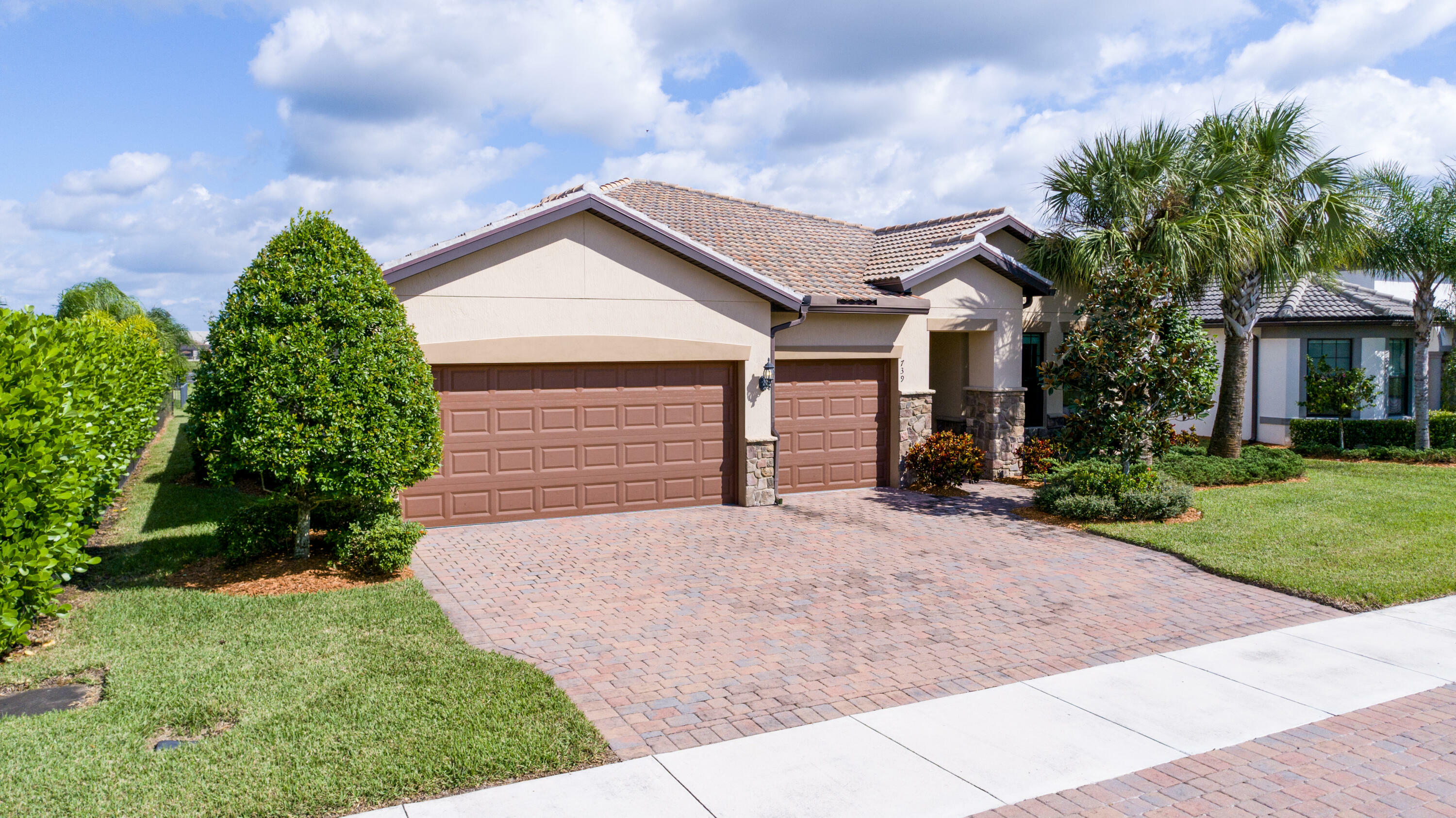 Property Photo: 739 SE Villandry Way FL 34984