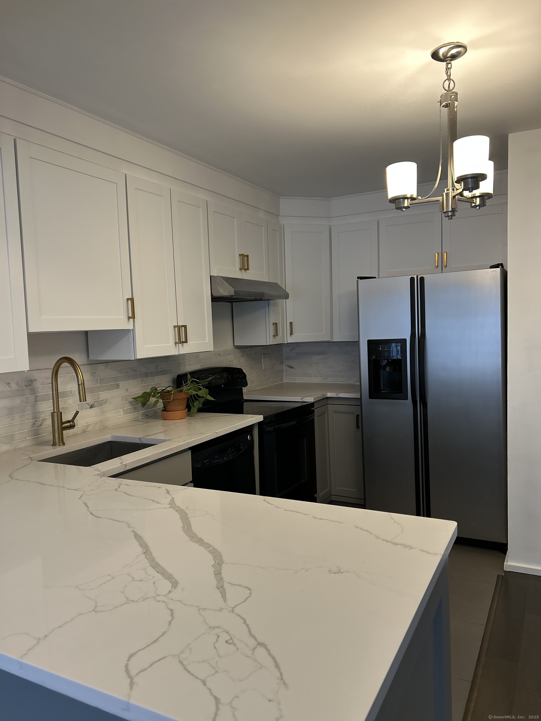 Property Photo:  86 Myrtle Avenue Apt 15  CT 06902 