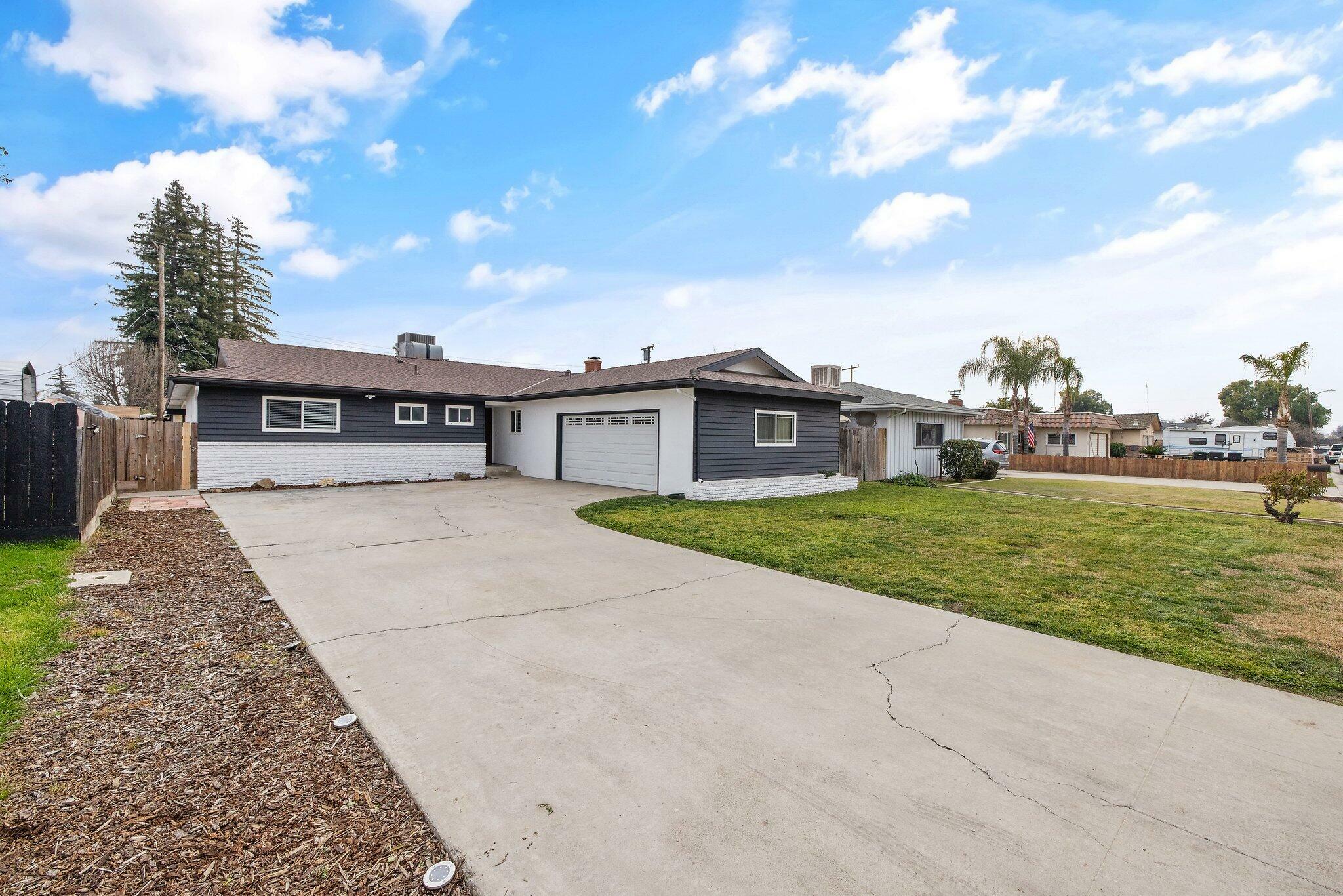 Property Photo:  921 W Princeton Avenue  CA 93277 