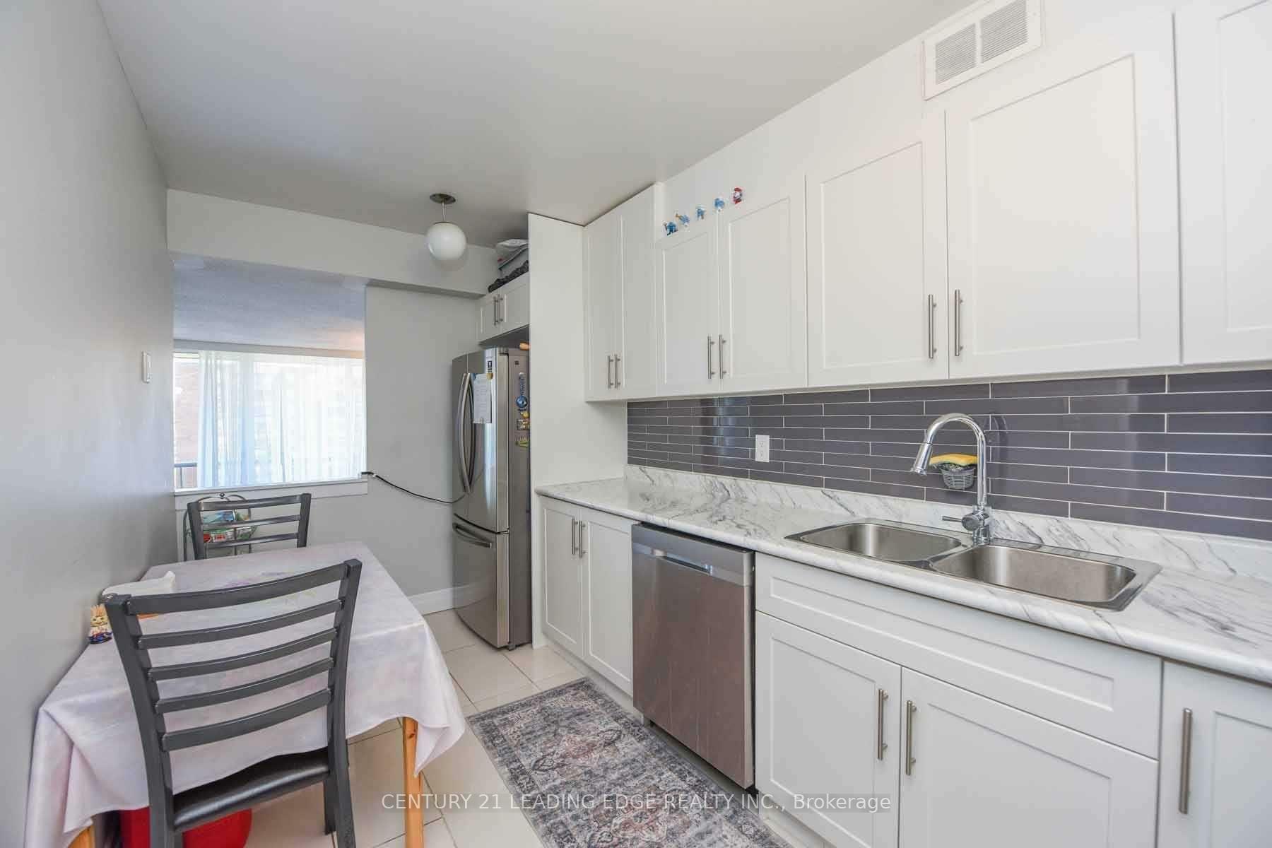 Property Photo: 25 Four Winds Dr 811 ON M3J 1K8