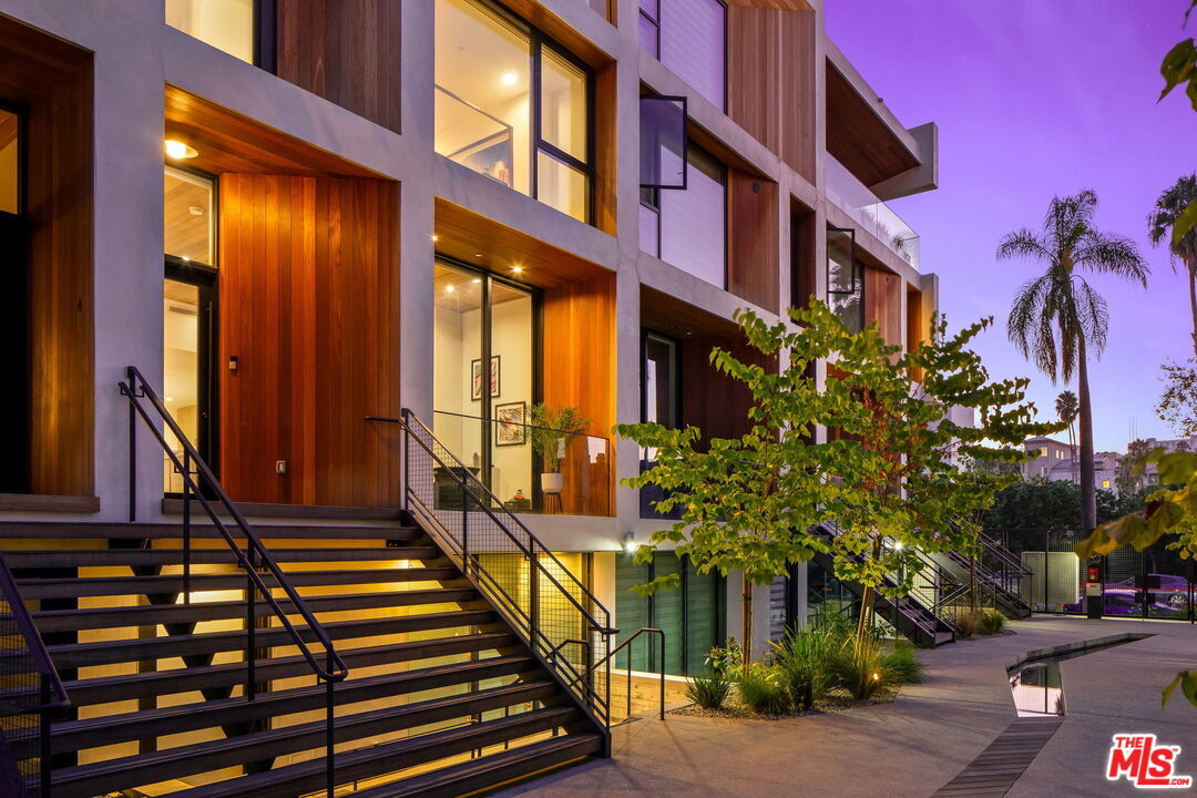 Property Photo: 618 S Van Ness Ave CA 90005