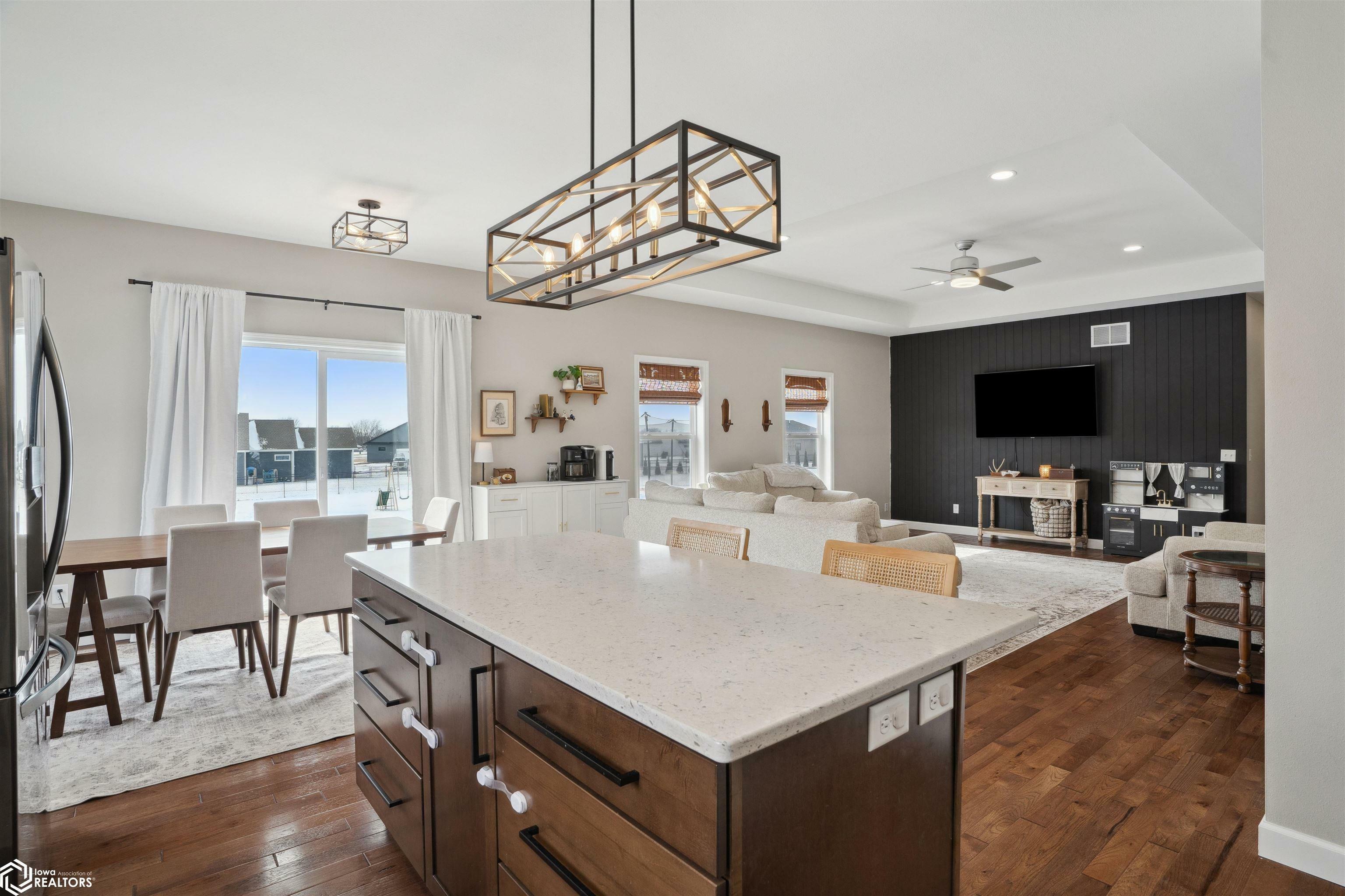 Property Photo: 405 W Adams Street IA 52645