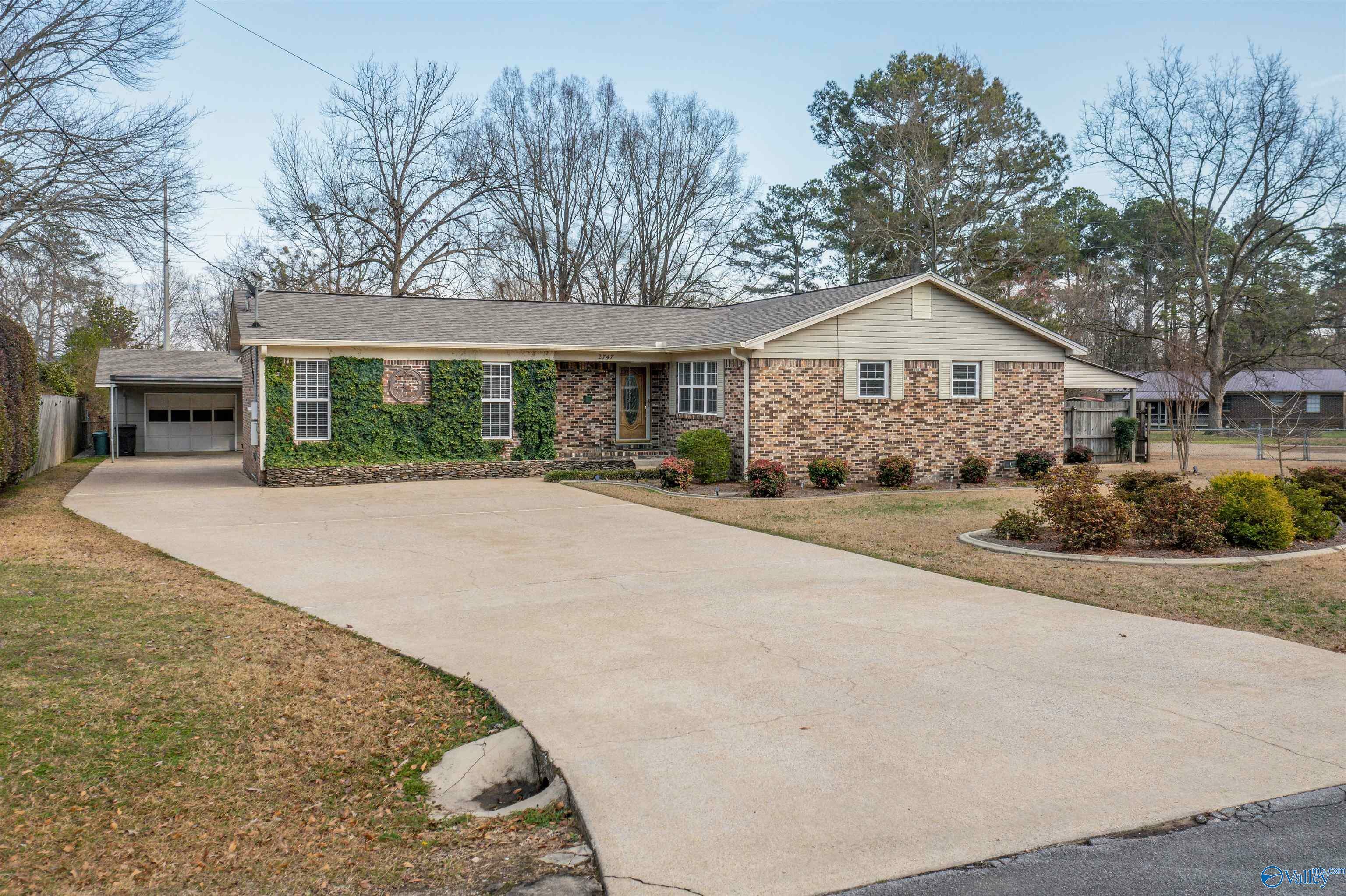Property Photo: 2747 Hillcrest Drive AL 35907