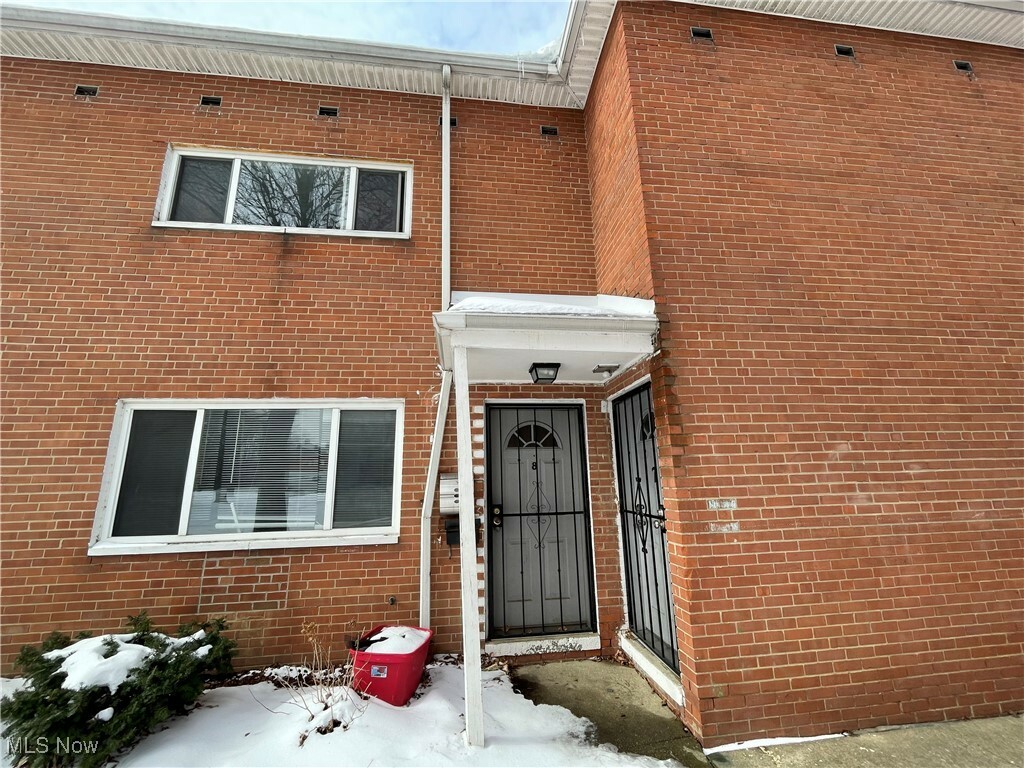 Property Photo:  4958 Caroline Drive 8  OH 44128 