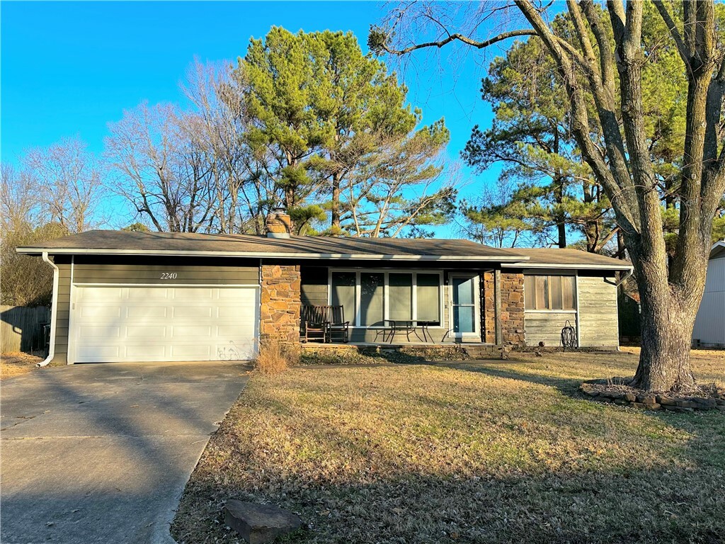 2240 S Clover Drive  Fayetteville AR 72701 photo