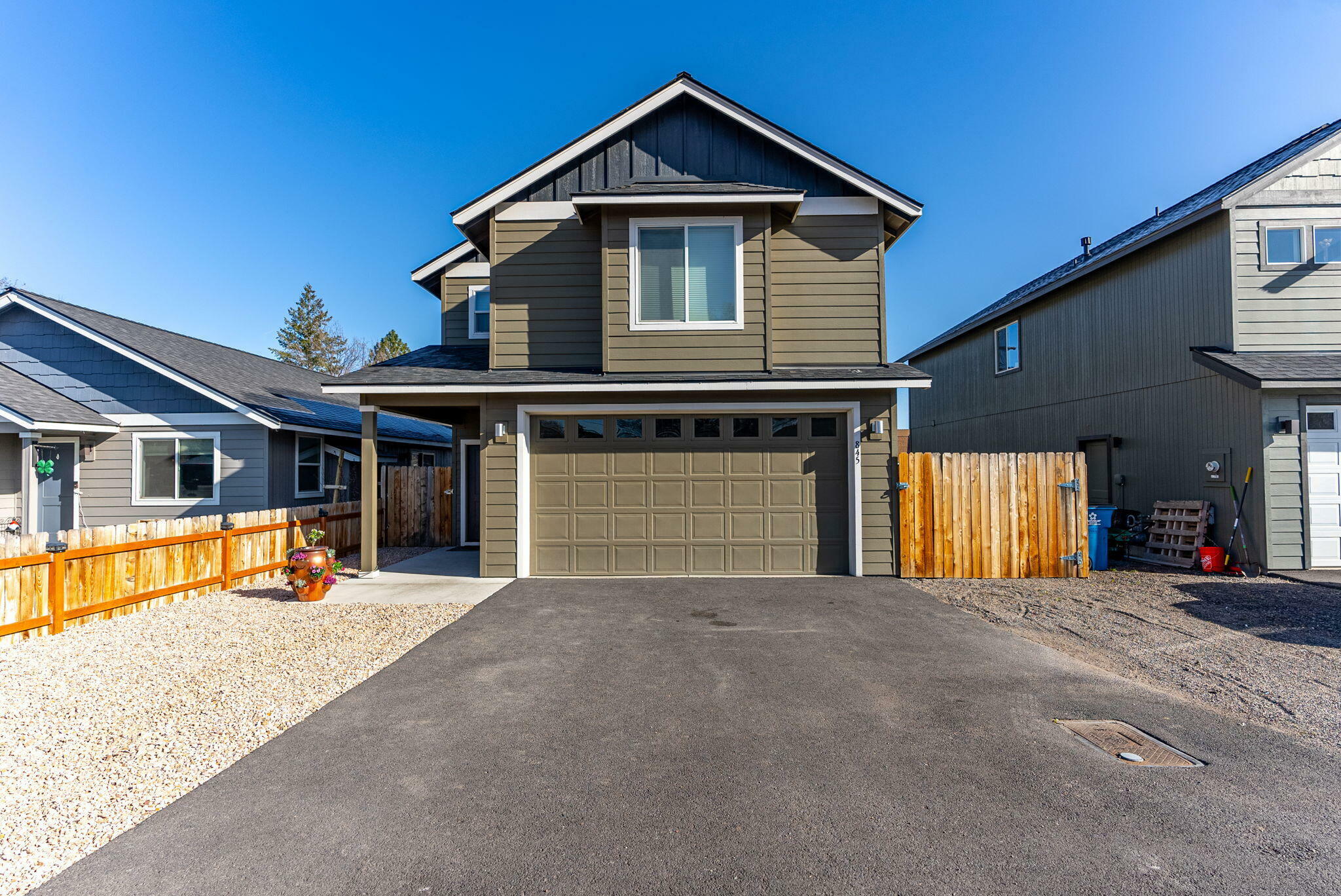 Property Photo: 845 SE 5th Street OR 97754