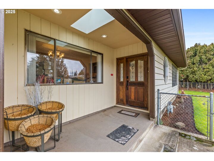 Property Photo: 858 Iva Ln OR 97317
