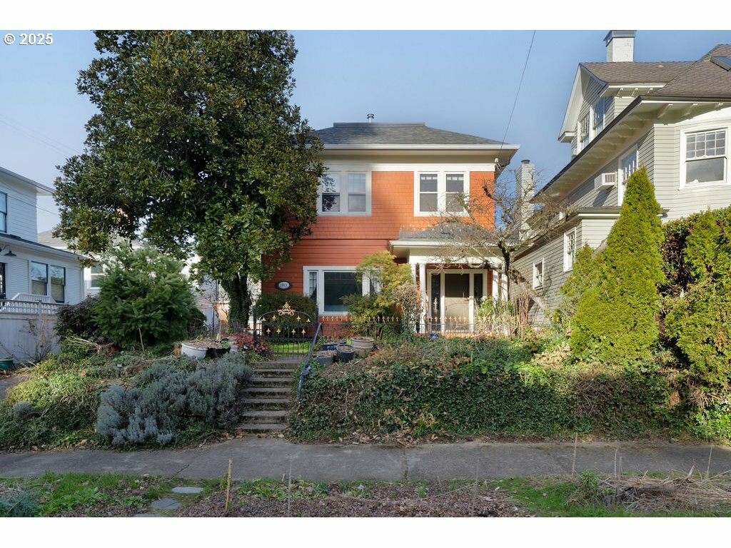 Property Photo:  1911 SW Myrtle St  OR 97201 