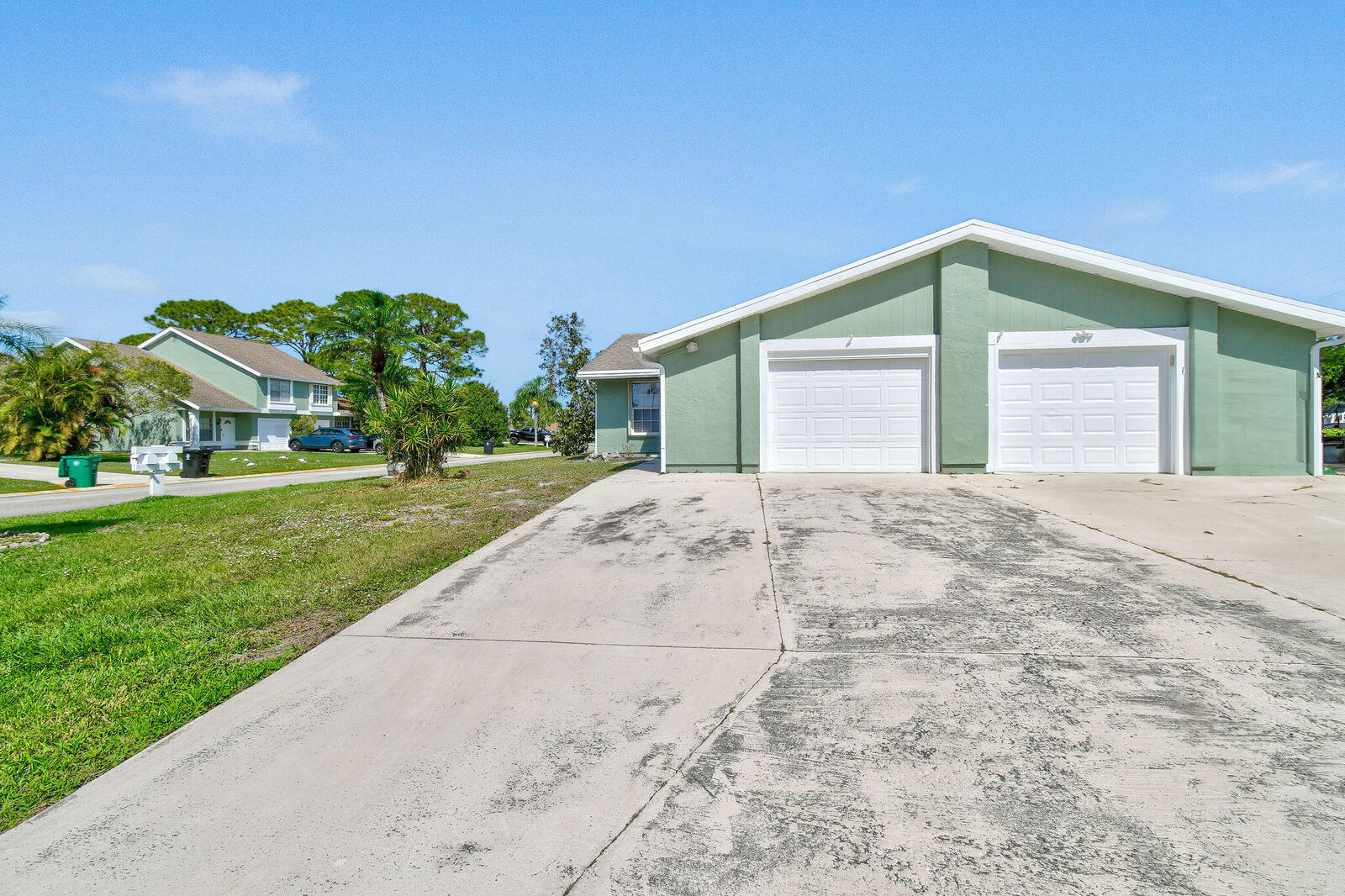 Property Photo: 1737 SE Ryecroft Court FL 34952