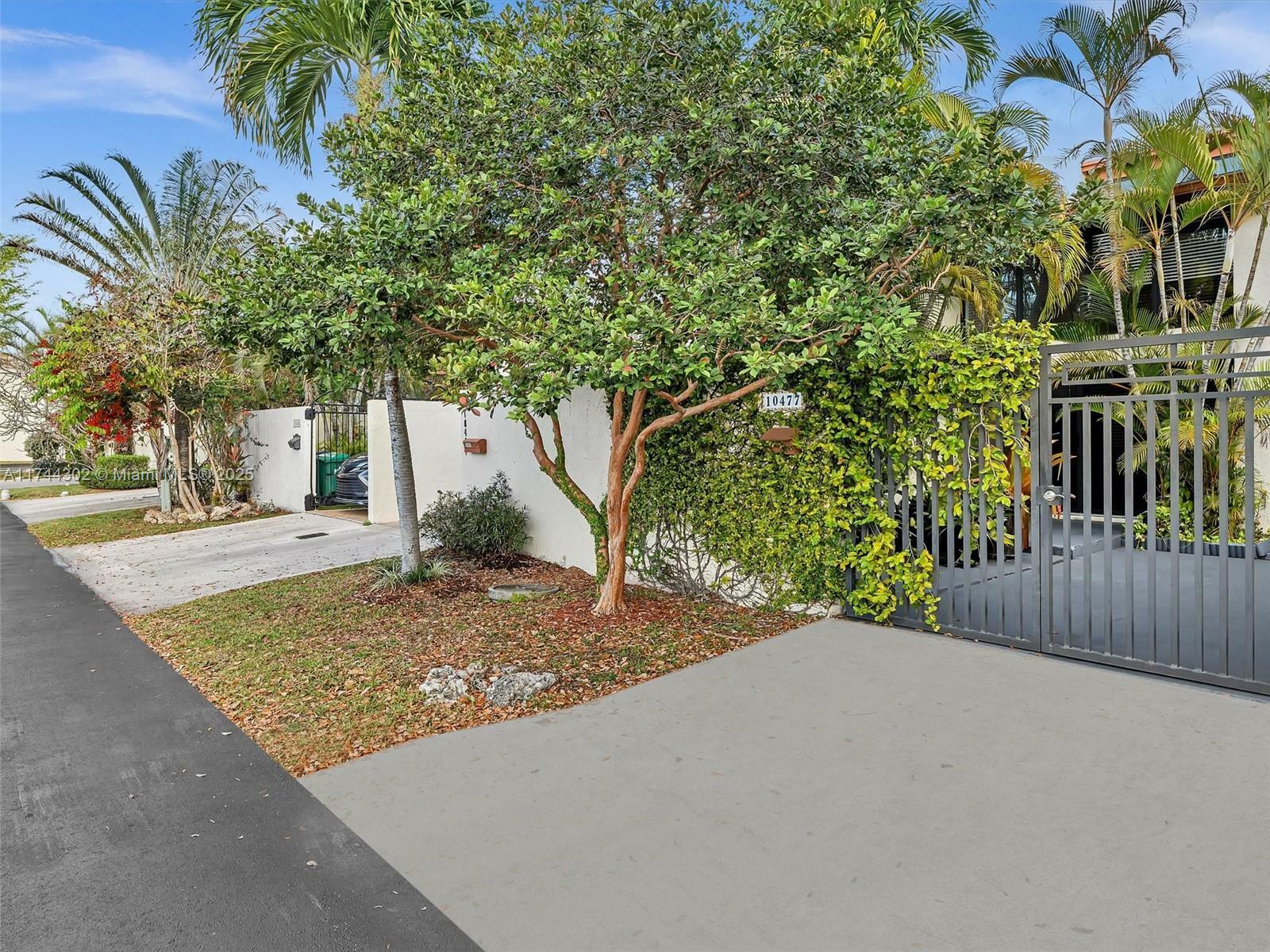 Property Photo:  10477 SW 80th St  FL 33173 