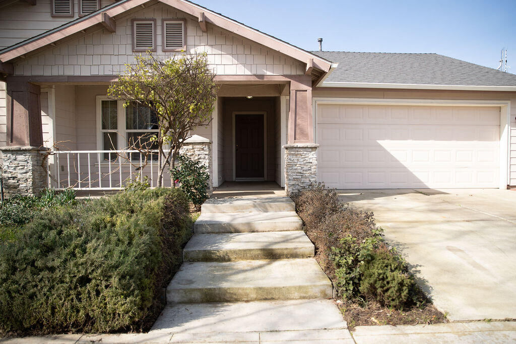Property Photo: 737 S Almond Avenue CA 93654