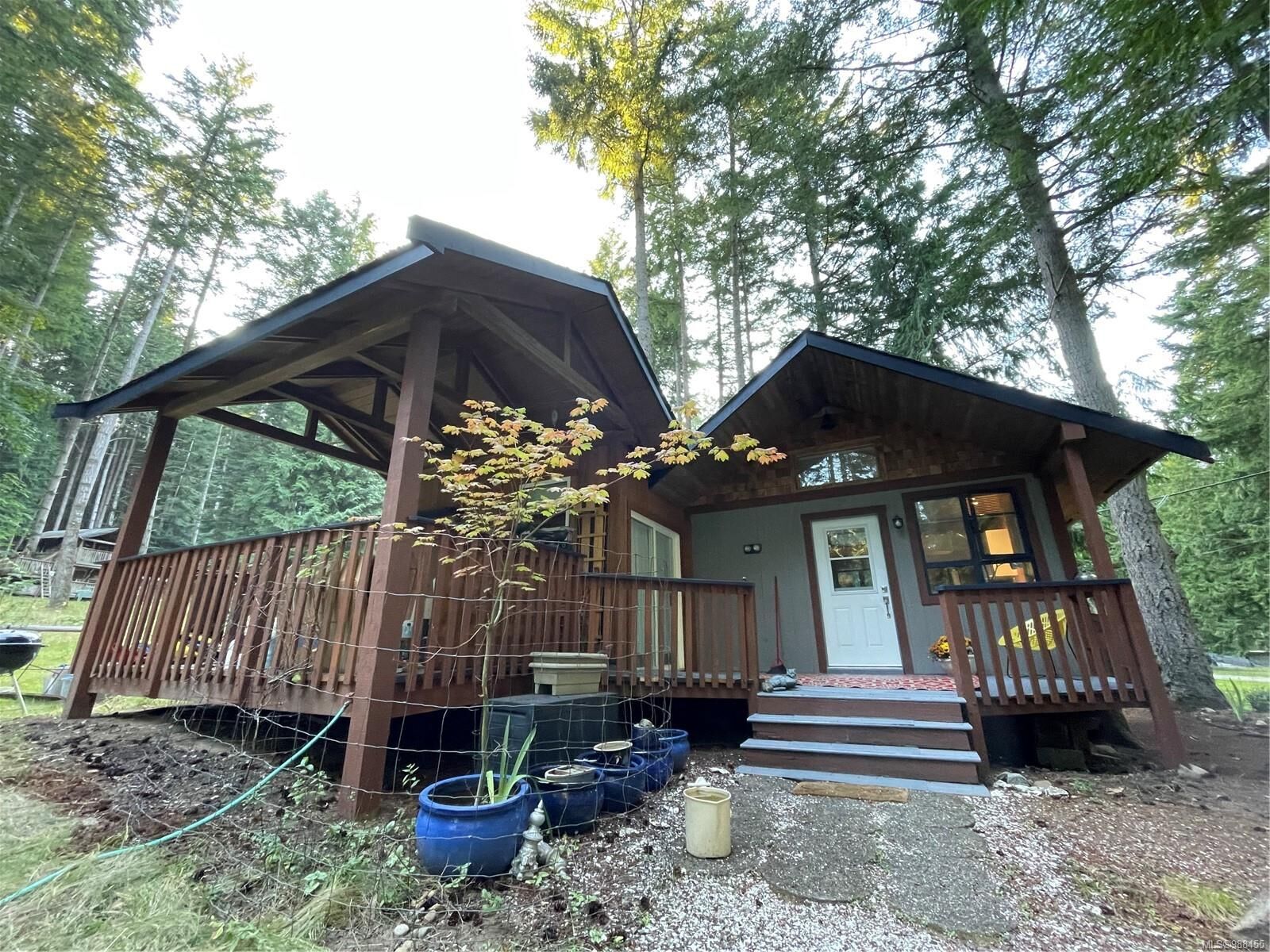 Property Photo: 685 Weathers Way BC V0R 1X0