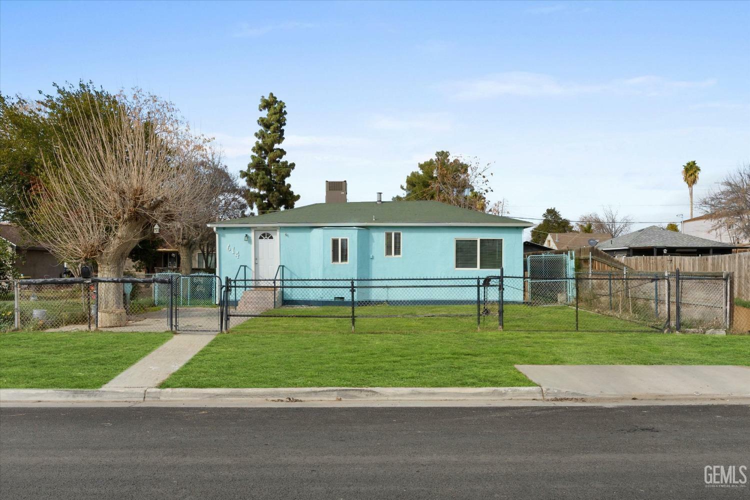 Property Photo:  614 Lincoln Avenue  CA 93308 